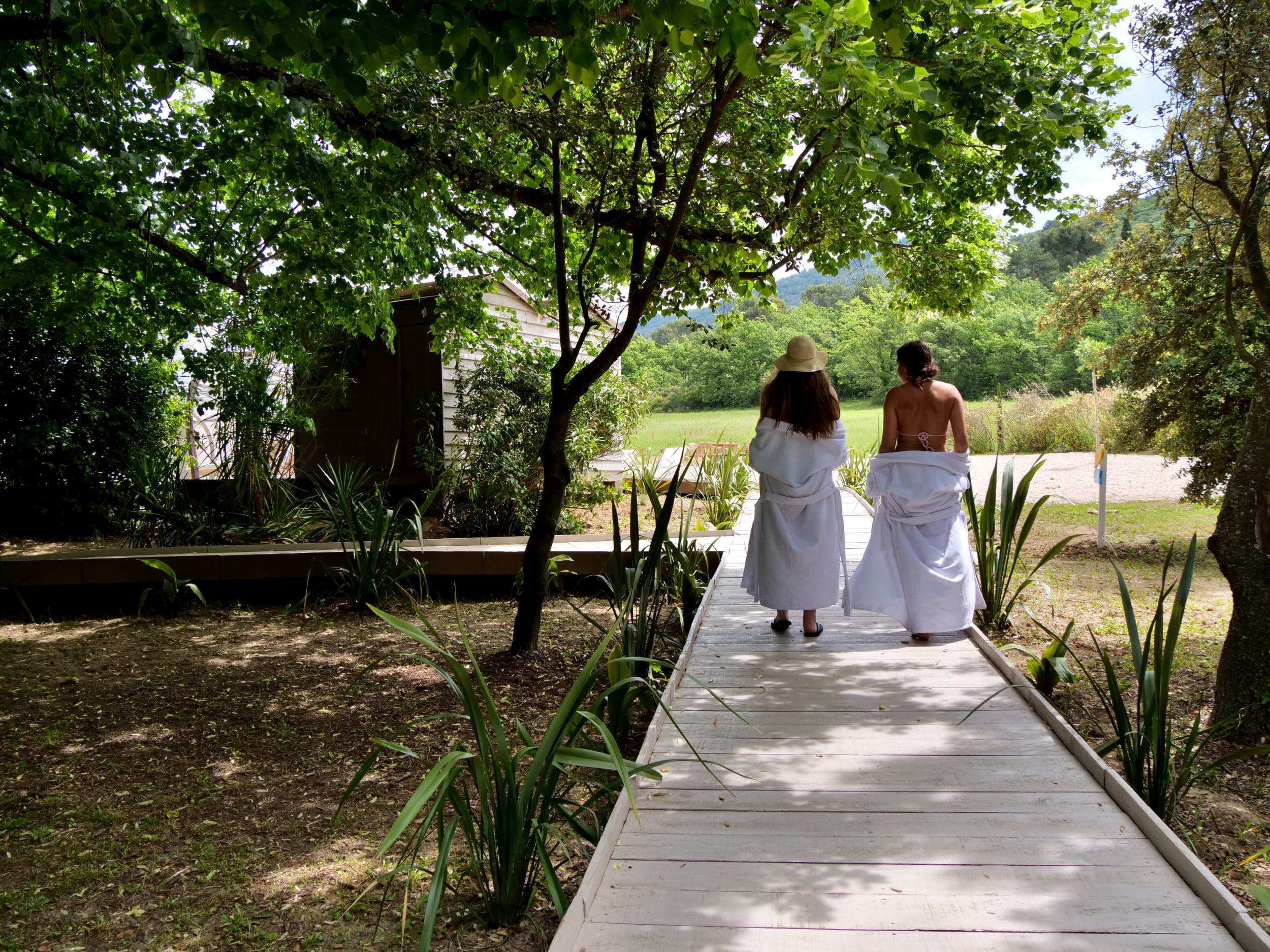 Le Spa des Sources dans son environnement naturel à Malaucène