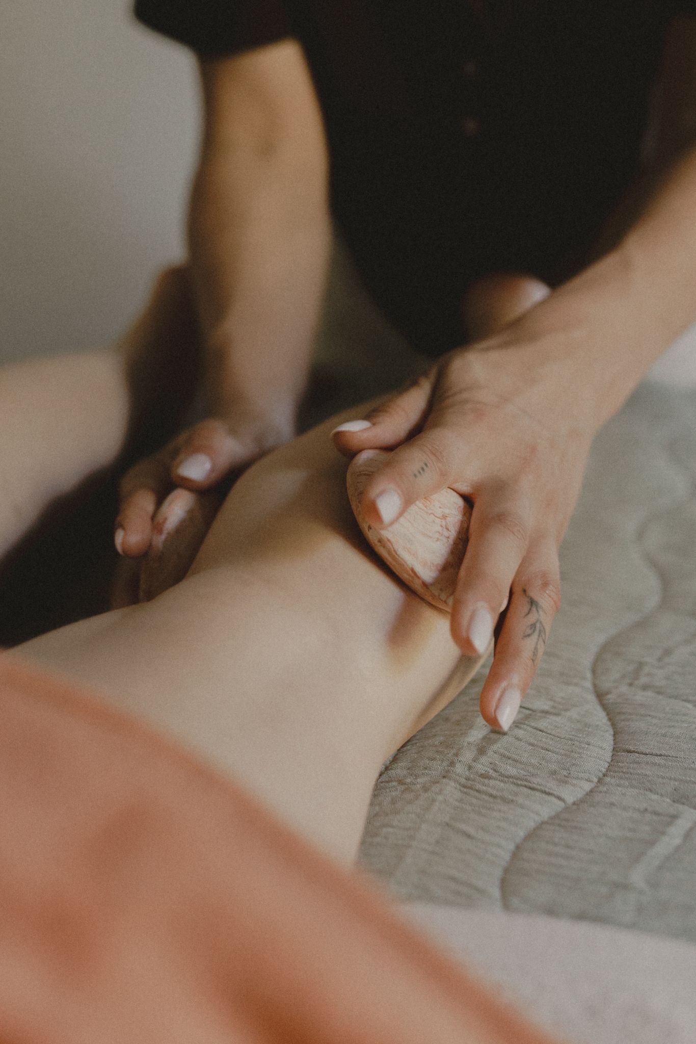 Soin jambes légères avec un galet d’argile