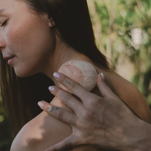 Rituel sensoriel ArgilEssence pour le visage avec un galet d’argile
